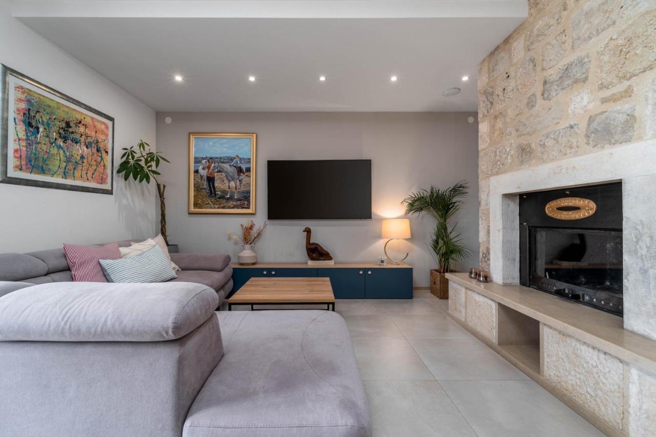 New Villa Ani! Traditional And Luxurious 4-Bedroom Villa With Heated Pool And Sea Views Postira Exterior foto